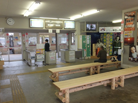 待合室には島根県産材のベンチがある